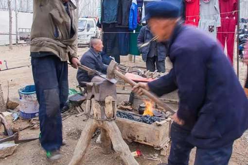 打铁的铁砧下面为什么要用铁链缠绕