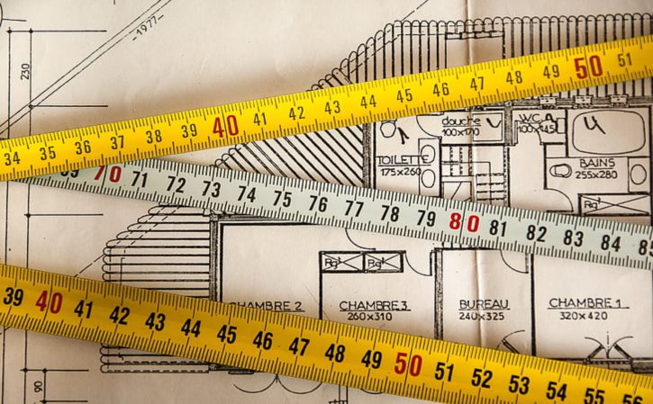 长春青普桥头快速路下省建缩舍楼紧连机动车道,人车混行,扩宽分流老楼能拆吗？