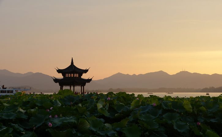 黑色大摆裙配什么衣服 大摆裙配什么上衣图片