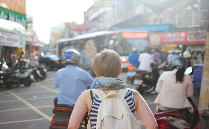 中国人给没身份证的黑户越南人结婚违法嘛？