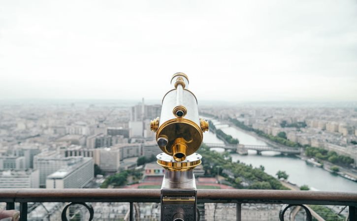 我六年级上学的女儿该升初中了，发现学籍还在五年级该怎么办？